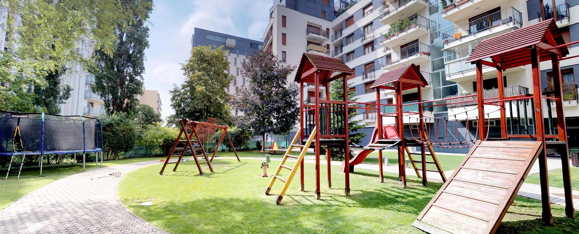Dvor s detským ihriskom v Boria na Štrkovci