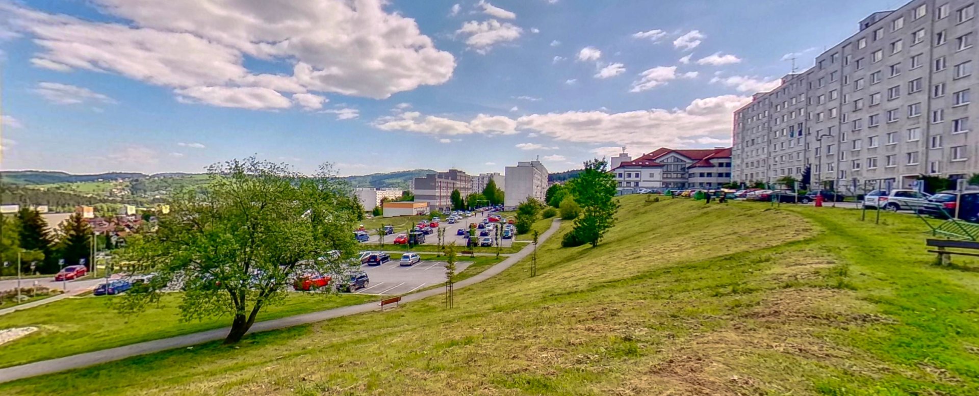 Park pred bytovým domom Okružnej ul. v Čadci