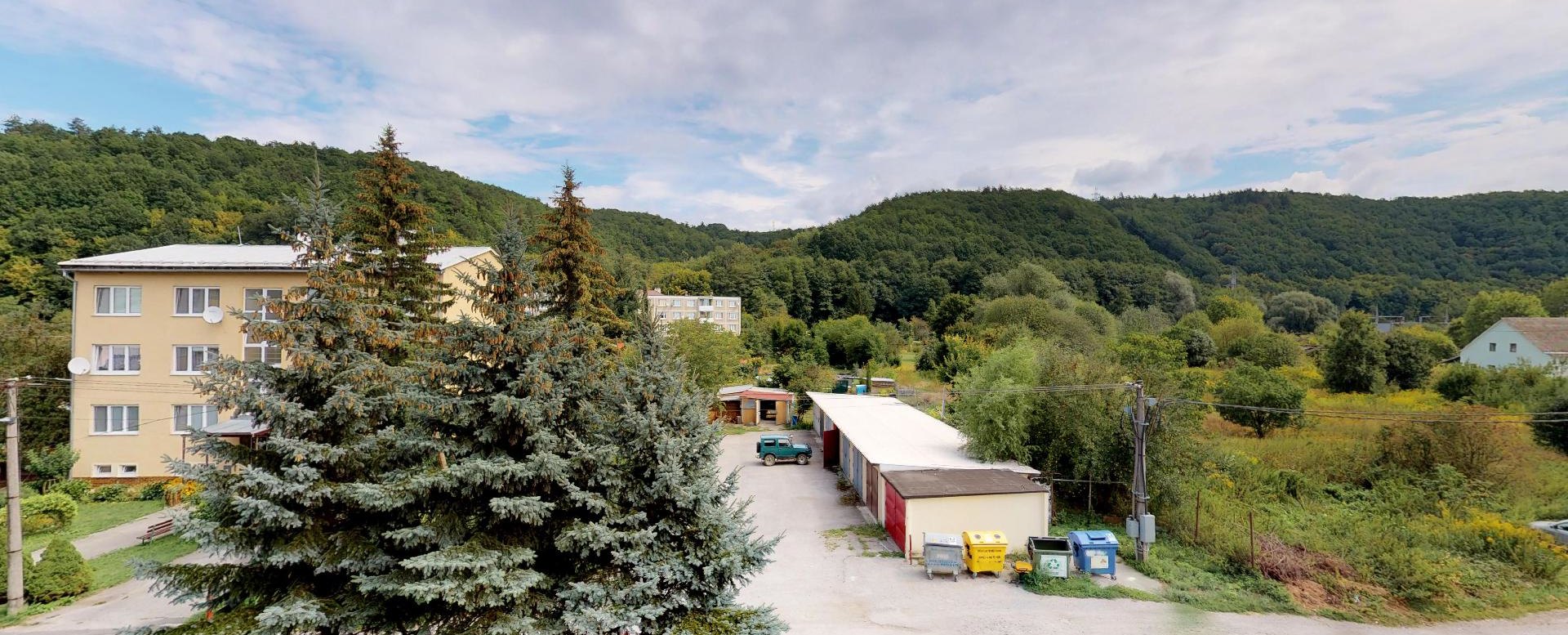Výhľad z lodžie 4-izbového bytu v obci Vlkanová