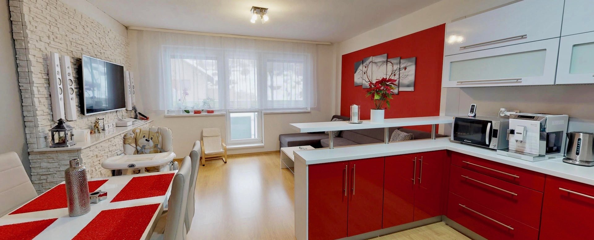 Kuchyňa s obývacou izbou 3-izbového bytu v Rezidencii Martinkov Potok