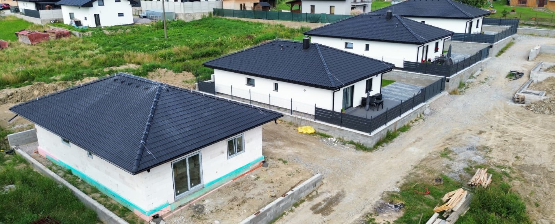 Pohľad z dronu 4 rodinné domy v Oščadnici