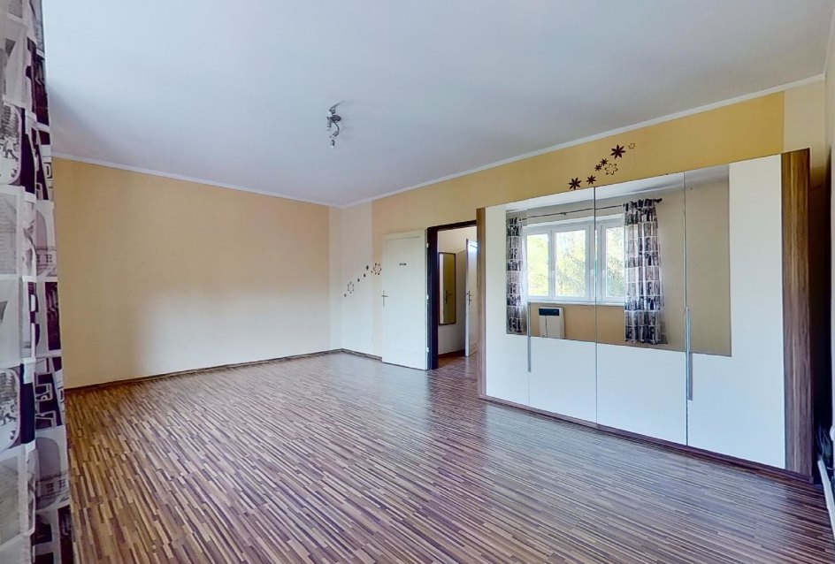 Veľká izba so skriňou v 1-izbovom byte na Sasinkovej ulici v Žiline