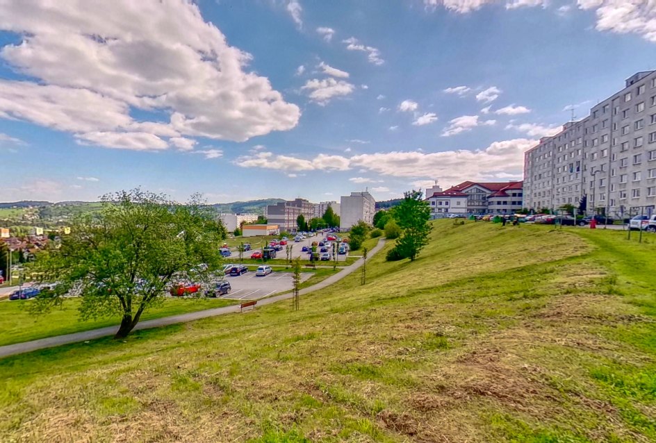 Park pred bytovým domom Okružnej ul. v Čadci