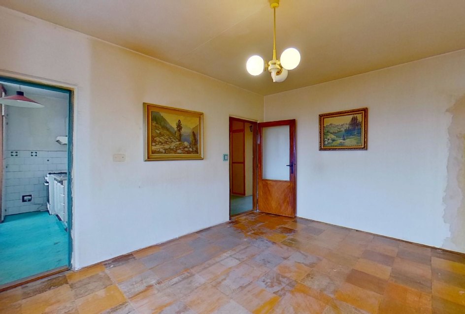 Obývacia izba so vstupom do kuchyne 3-izbového bytu v pôdovnom stave na Pražskej ulici v Košiciach