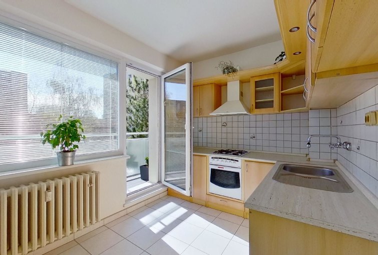 Kuchyňa s balkónom 3-izbového bytu na Trnavskej ulici v Žiline - Vlčince