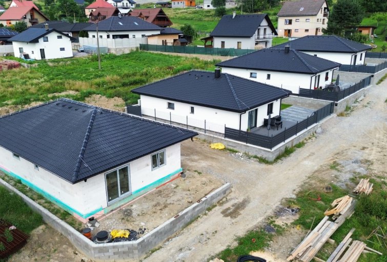 Pohľad z dronu 4 rodinné domy v Oščadnici