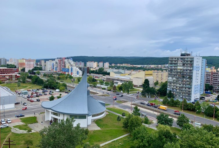 Výhľad z lodžie v 2-izbovom byte na Považanovej ulici v Dúbravke